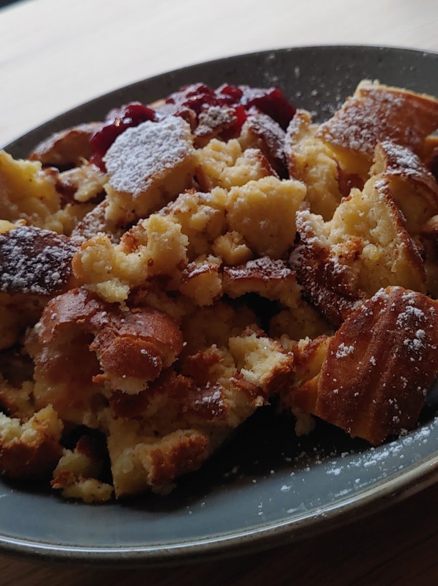 Hausgemachter Kaiserschmarren mit Beeren